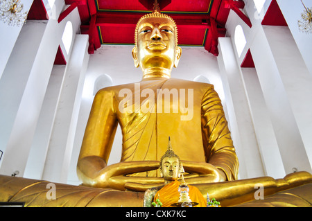 Big Buddha image dans un hall d'entrée d'un temple Banque D'Images