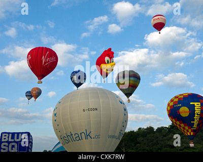 Montgolfières prenant part tôt le matin, ascension de masse à la Bristol Balloon Fiesta, 2012. Banque D'Images