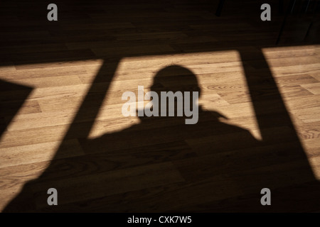 Ombre d'un homme sur un sol en bois Banque D'Images