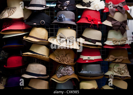 Chapeaux colorés sur le marché de Chatuchak à Bangkok Banque D'Images