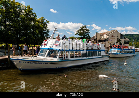 Les passagers débarquent à partir de la plate-forme supérieure de la croisière lancer Mlle Westmorland après une excursion ensoleillée autour du lac de Windermere Banque D'Images