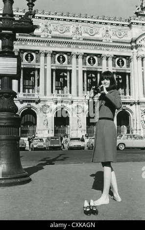 SANDIE SHAW la chanteuse pop britannique à Paris en 1967 Banque D'Images