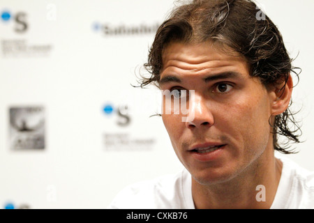 Rafael Nadal à parler à la conférence de presse dans le Banc Sabadell 2012 tournoi ATP de Barcelone Banque D'Images