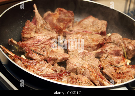 Lamm grillées dans une casserole Banque D'Images