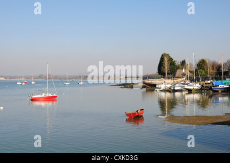 Bateaux amarrés à marée montante. Dell Quay, près de Chichester, West Sussex. L'hiver. Banque D'Images