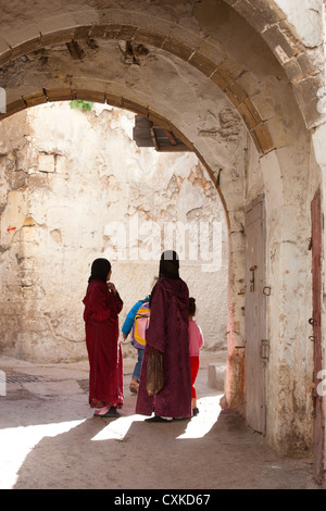 Les femmes marocaines et les enfants dans arch way, Safi, Maroc Banque D'Images