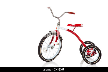 L'enfant un tricycle rouge sur fond blanc avec copie espace Banque D'Images