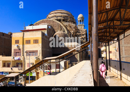 Marcher sur une passerelle par la nouvelle cathédrale copte encore inachevée de Louxor, Egypte Banque D'Images