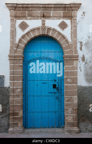 Porte bleue en bois avec du grès surround. Essaouira, Maroc Banque D'Images