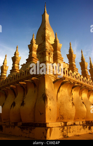 Monument national important de That Luang Stupa à Vientiane ville. Aussi connu sous le nom de stupa doré. Lao Vientiane Banque D'Images