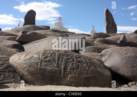 Des pierres sculptées à la prière vers le monastère de Shey au sud de Leh au Ladakh Inde du Nord Banque D'Images