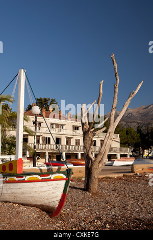 Vieux bateau en bois sur la rive, Budva, Monténégro Banque D'Images