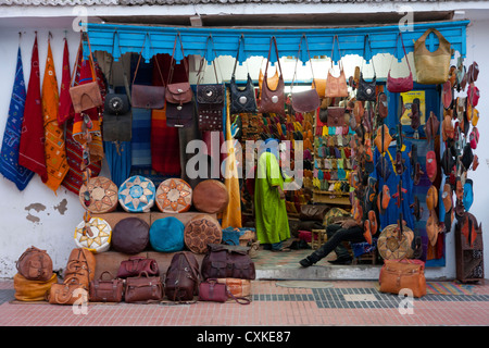 Une boutique de souvenirs vendant des articles en cuir et matériaux à Essaouira, Maroc Banque D'Images