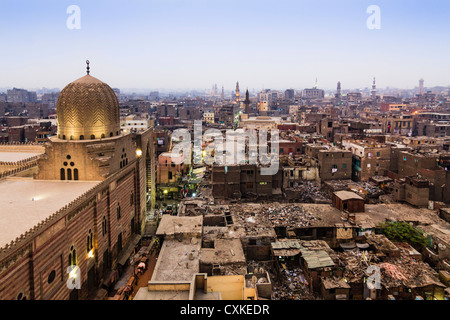 Sommaire du Caire islamique avec la mosquée de Sultan al-Muayyad et bâtiments au toit à l'abandon. Le Caire, Egypte Banque D'Images