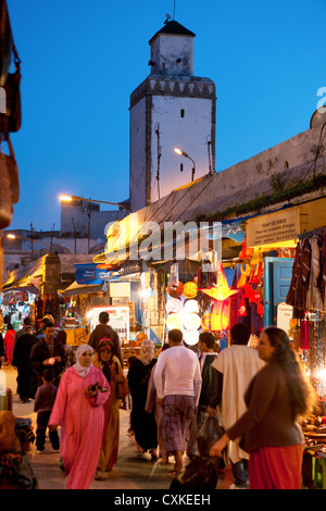 Scène de rue à marché dans Medina au crépuscule à Essaouira, Maroc Banque D'Images