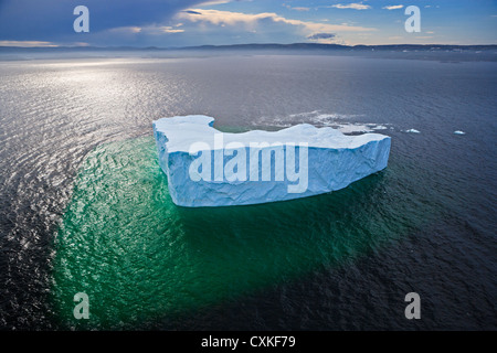 Vue aérienne d'un iceberg dans le détroit de Belle Isle, le sud du Labrador, Labrador, Terre-Neuve-Labrador, Canada. Banque D'Images