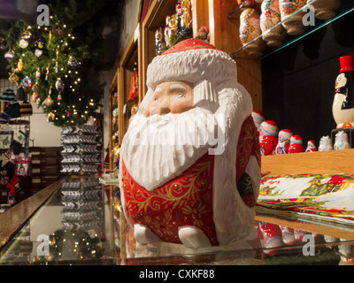 Père Noël sculpté dans la maison de vacances Store, USA Banque D'Images