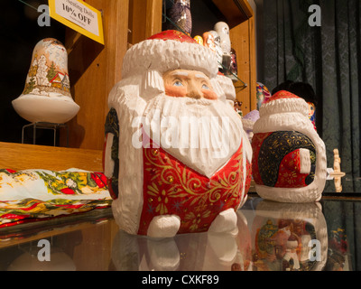 Père Noël sculpté dans la maison de vacances Store, USA Banque D'Images