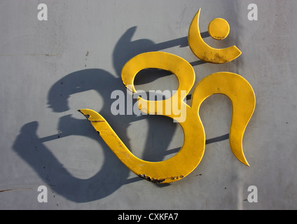 Symbole Om (un son de sanskrit mystique d'origine hindoue) sur l'acier gate Katmandou Népal Banque D'Images