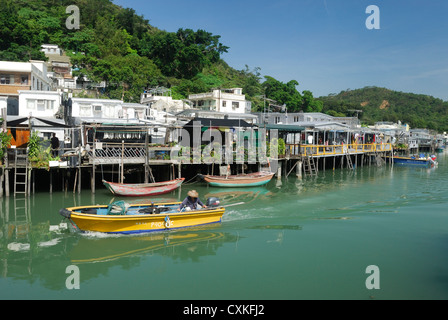 Maisons sur pilotis de la voie navigable de ligne le petit village traditionnel de pêcheurs de Tai O, situé sur l'île de Lantau, Hong Kong, Chine. Banque D'Images