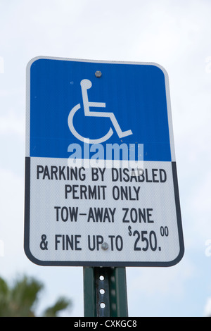 Permis de stationnement pour personnes handicapées-remorquage uniquement zone fine signer miami florida usa Banque D'Images