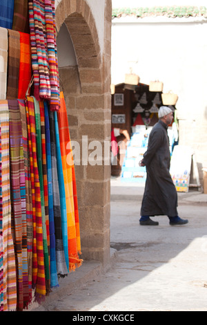 Scène de rue avec le matériel boutique et piéton, Essaouira, Maroc Banque D'Images