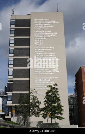 Et si ? Poème sur le côté du bâtiment Owen à l'Université Sheffield Hallam, Angleterre, Royaume-Uni Banque D'Images