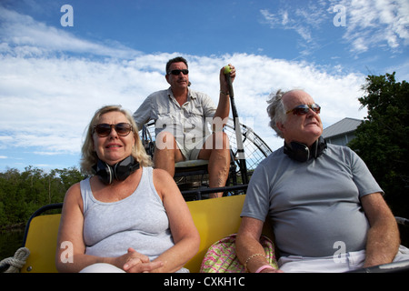 Les touristes à bord d'un hydroglisseur dans les Everglades City ride Everglades de Floride usa Banque D'Images