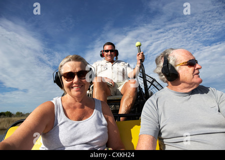 Les touristes à bord d'un hydroglisseur dans les Everglades City ride Everglades de Floride usa Banque D'Images