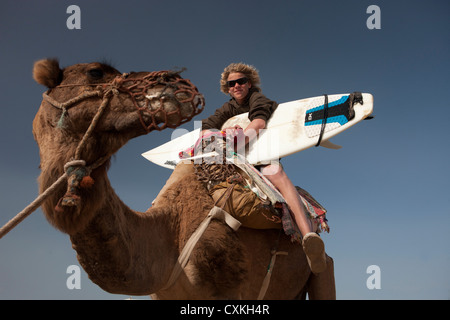 Surfeur sur Camel en Sidi Kaouki, Maroc Banque D'Images