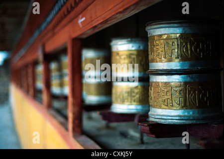 L'Inde, le Ladakh, Hemis, roues de prière dans Hemis monastère (Gompa) construite en bois Banque D'Images