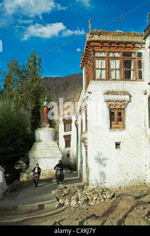 L'Inde, Ladakh, Leh, homme qui marche sur la vieille rue avec stupa et vieux Leh maisons en arrière-plan Banque D'Images