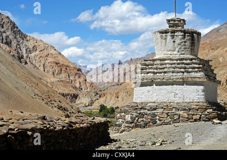 L'Inde, le Ladakh, vallée de Markha stupa blanc, dans le pittoresque paysage de l'Himalaya avec flux Markha river Banque D'Images