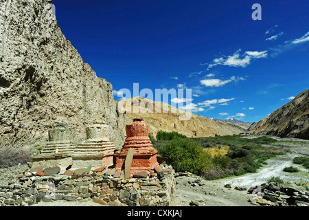 L'Inde, le Ladakh, vallée de Markha, blanc et couleur stupa dans paysage pittoresque de l'Himalaya avec flux Markha river Banque D'Images