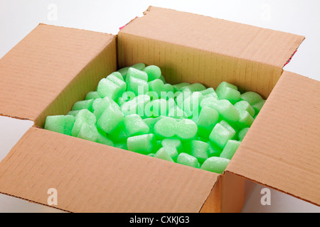 Une boîte en carton avec polystyrène expansé emballage vert Banque D'Images