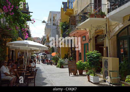 Scène de rue dans la vieille ville, La Canée, préfecture de Chania, Crète, Grèce Banque D'Images