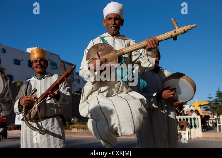 Danseurs Gnaoua marocain à Marrakech, Maroc Banque D'Images