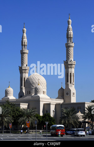 La mosquée de Jumeirah, DUBAÏ, ÉMIRATS ARABES UNIS, Émirats arabes unis, au sud-est du golfe Persique, Péninsule Arabique, Asie. Banque D'Images