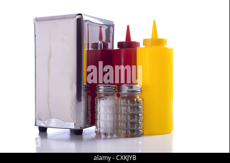 Porte-serviettes, de moutarde et de ketchup et un sel et poivre shaker sur fond blanc Banque D'Images