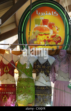 Souk aux textiles dans le district de Bastakiya, DUBAÏ, ÉMIRATS ARABES UNIS, Émirats arabes unis, au sud-est du golfe Persique, Péninsule Arabique, Asie. Banque D'Images