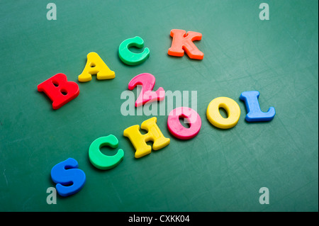 Lettres alphabet magnétique sur un tableau vert à nouveau à l'école Banque D'Images