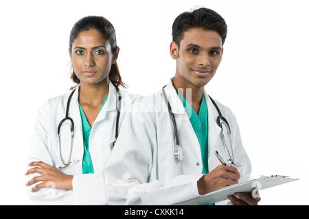 Médecin asiatique porte un manteau blanc vert, des gommages et stéthoscope. Banque D'Images