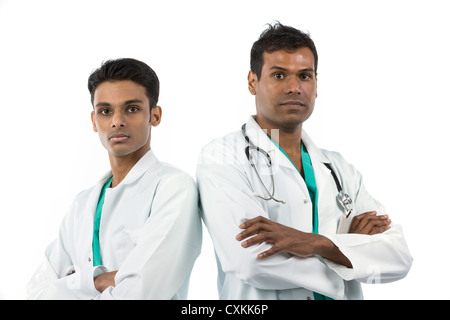 Deux hommes médecin asiatique porte un stéthoscope et des gommages. Banque D'Images