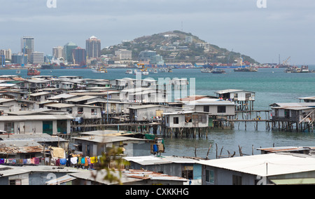 Vue sur le village de l'eau, Hanoabada, avec en arrière-plan de Port Moresby, Papouasie Nouvelle Guinée Banque D'Images