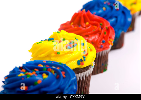Cupcakes colorés avec des décorations colorées et de givrage Banque D'Images