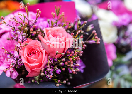 Image en gros plan d'un magnifique bouquet de fleurs avec deux roses roses. Banque D'Images