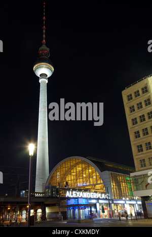 L'Alexanderplatz, la tour de télévision de nuit, Berlin Banque D'Images