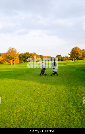 Les hommes sur Golf, Rhénanie du Nord-Westphalie, Allemagne Banque D'Images