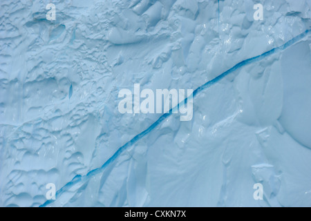 Fissure dans Iceberg, Rode, Fjord Scoresby Sund, Groenland Banque D'Images