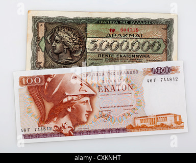 Historique deux billets de banque de Grèce, 100 drachmes de 1978 et l'inflation de l'argent de 1944, cinq millions de drachmes. Banque D'Images